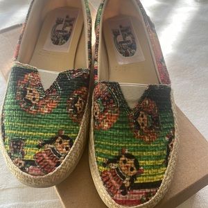Artesanal design and color various. Size 6.5